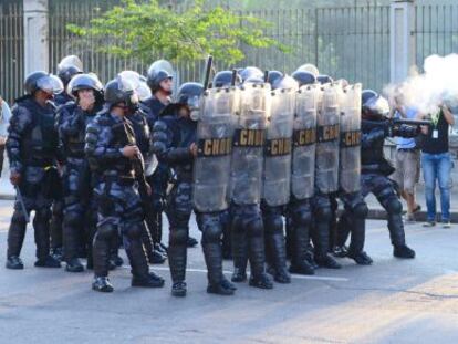 La policía se enfrenta a los manifestantes alrededor del estadio.