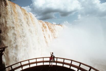 Martín Caparrós evoca el asombro de los primeros exploradores frente a las cataratas de Iguazú.