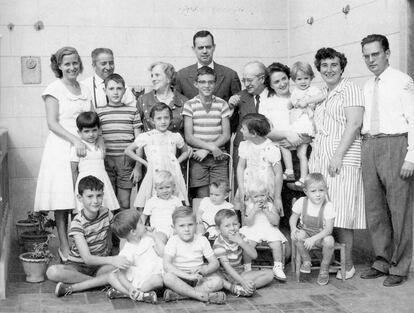 Carles Riba i Clementina Arderiu amb els seus fills, gendres, joves, nets i netes a casa del seu fill Jordi, en una reproducció del llibre 'Carles Riba (1893-1959), de Jaume Medina', el 1958