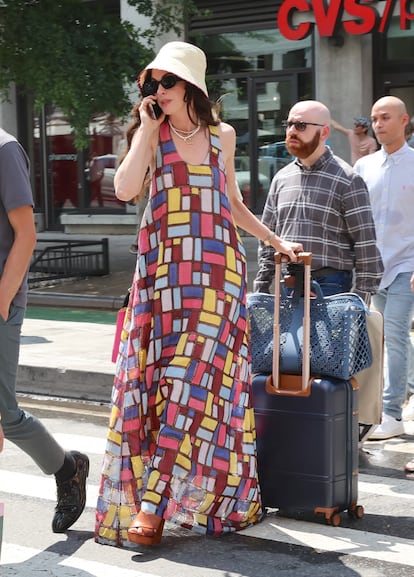 Por su llamativo colorido a base de paneles contrastados, su precio (7.000 euros) y su combinación (un gorro de pescador de ganchillo), este estilismo de Anne Hathaway es ya uno de los más comentados y ubicuos de todos aquellos filtrados hasta la fecha. El vestido está firmado por la diseñadora uruguaya Gabriela Hearst y combina con sandalias de plataforma de Chloé, bolso azul de Fendi, gafas de sol de Bvlgari y una gargantilla de Mario Laz de más de 20.000 euros.