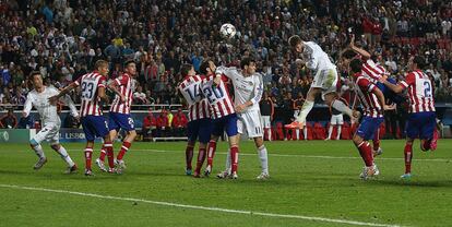 Sergio Ramos del Real Madrid cabecea el balón para marcar el gol del empate que forzaría la prórroga en el partido contra el Atlético de Madrid de la final de la Liga de Campeones. El equipo madrileño venció por 4-1 en el estadio Da Luz en Lisboa (Portugal).