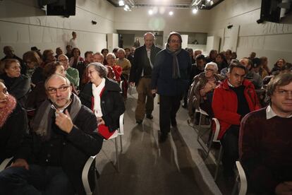 Peridis, a la izquierda, camina junto al periodista Jesus Ruiz Mantilla antes del encuentro con los lectores de EL PAÍS.