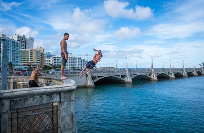 El puente de Dos Hermanos, en San Juan, donde los jóvenes suelen juntarse el fin de semana para lanzarse al agua haciendo piruetas.