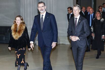 La ministra Nadia Calviño y Felipe VI a su llegada a la cena de inauguración del Mobile de 2019.