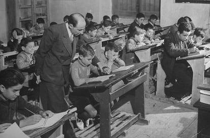 Un profesor da clase a 52 alumnos en diciembre de 1945 en Espa&ntilde;a. 
 