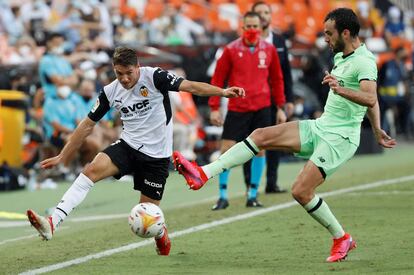 El delantero del Valencia Manu Vallejo disputa el balón ante el defensa del Athletic Íñigo Lekue en Mestalla.