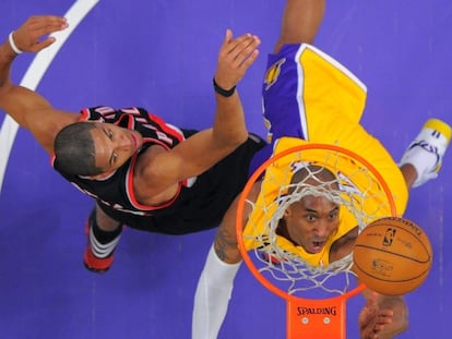 Bryant anota ante Batum.