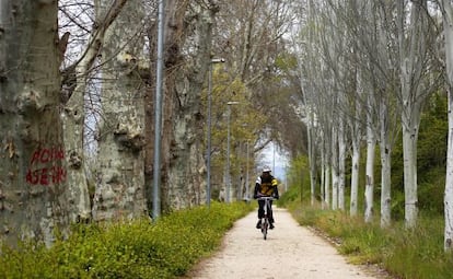 Un ciclista por la Senda Real (GR-124) cerca de Madrid.