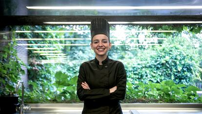 La chef Martina Puigvert, en la cocina del restaurante Les Cols, en Olot.