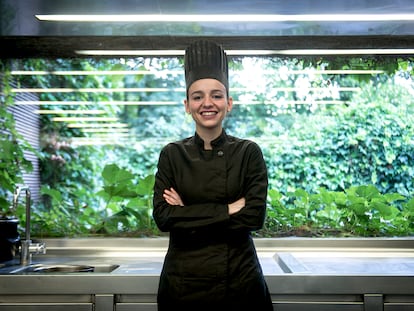 La chef Martina Puigvert, en la cocina del restaurante Les Cols, en Olot.