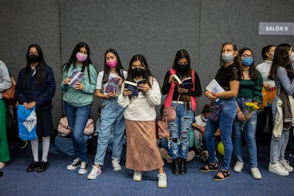 Un grupo de jóvenes con cubrebocas espera afuera de una firma de libros de la influencer y escritora Flor Salvador.