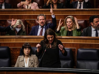 Diputados del PP protestan ante las palabras de Irene Montero en el Congreso.