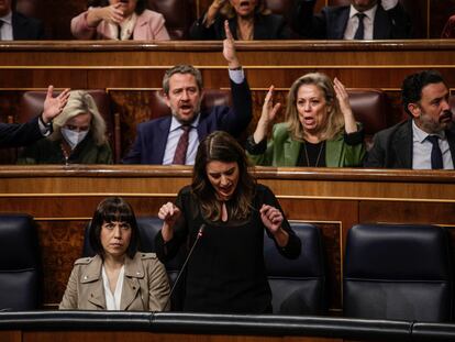 Varios diputados del PP protestan ante las palabras de la ministra Irene Montero en el Congreso.