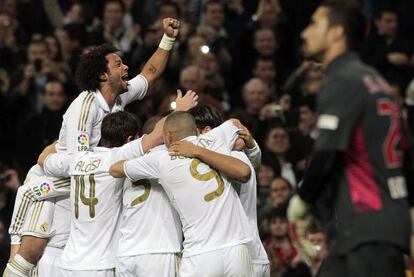 Los jugadores blancos celebran el tanto de la igualada, obra de Ronaldo desde los 11 metros.