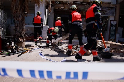 Personal de emergencias retiran los escombros en el exterior del restaurante colapsado en Playa de Palma, el 25 de mayo. 
