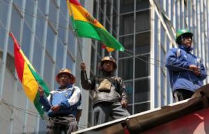 Mineros dependientes del Estado ondean banderas de Bolivia este martes 18 de septiembre de 2012, durante una protesta de su gremio en La Paz (Bolivia).