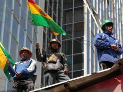 Mineros dependientes del Estado ondean banderas de Bolivia este martes 18 de septiembre de 2012, durante una protesta de su gremio en La Paz (Bolivia).