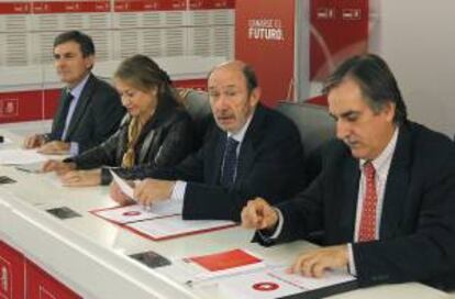 El secretario general del PSOE, Alfredo Pérez Rubalcaba (2d), junto al portavoz económico del PSOE, Valeriano Gómez (d), preside un encuentro con expertos en lucha contra el fraude fiscal, a los que va a presentar las medidas antifraude que el PSOE llevará a la Conferencia Política de noviembre, hoy en la sede del partido, en la calle Ferraz de Madrid.