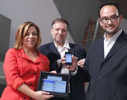 Elena Valenciano,junto a Marcelino Iglesias y Antonio Hernando, durante la supervisión el viernes por la tarde de los preparativos del Comité Federal.