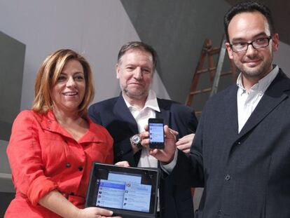 Elena Valenciano,junto a Marcelino Iglesias y Antonio Hernando, durante la supervisión el viernes por la tarde de los preparativos del Comité Federal.