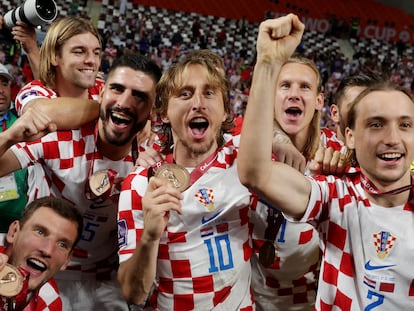 Luka Modric, en el centro de la imagen, celebra la medalla de bronce de Croacia en el Mundial de Qatar.