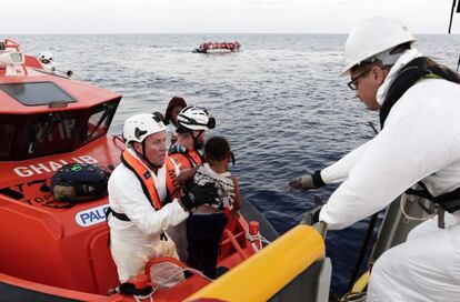 CRI01 MAR MEDITERRÁNEO 20/10/2016.- Fotografía cedida hoy, 20 de octubre de 2016, por la Crus Roja Italiana (CRI), que muestra una operación de rescate de inmigrantes en el Mar Mediterráneo. Equipos de la Cruz Roja Italiana y del Malta Migrants Offshore Aid Station (MOAS) anunciaron el salvamento de 434 personas en tres operaciones diferentes, embarcados en el buque "Responder", una de las dos emabrcaciones con las que trabajan en conjunto las equipos CRI/MOAS. EFE/Italian Red Cross/Yara Nardi/Han FOTOGRAFÍA CEDIDA/ SOLO USO EDITORIAL/ NO VENTAS