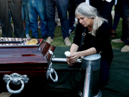 Patricia Nasutti, mãe de Ursula Bahillo, de 18 anos, no funeral da filha, assassinada na segunda-feira.