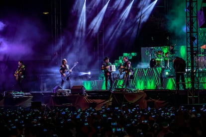 El grupo durante su presentación, con cientos de celulares grabándolos.