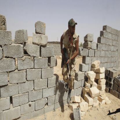 Un rebelde libio busca leales a Gadafi en Bani Walid.