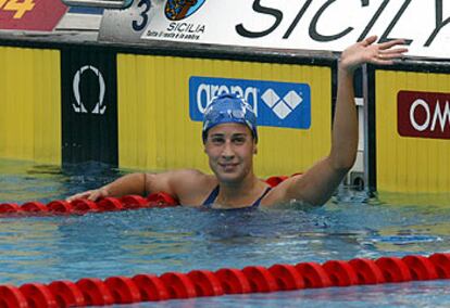 Erika Villaécija saluda sonriente tras ganar la medalla de oro de los 800 metros libres.