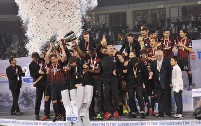 El Milan levanta la Supercopa. 