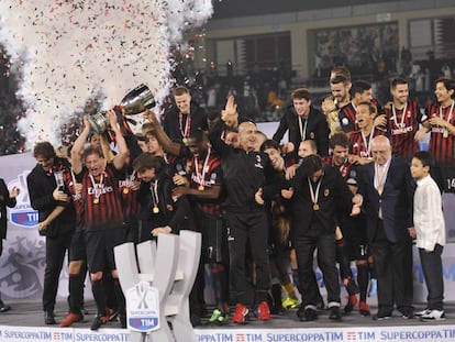 El Milan levanta la Supercopa. 