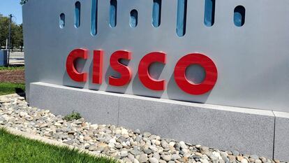 Un cartel con el logo de Cisco Systems en las oficinas de la empresa en San José, en el Estado de California (EE UU).
