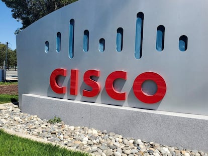 Un cartel con el logo de Cisco Systems en las oficinas de la empresa en San José, en el Estado de California (EE UU).