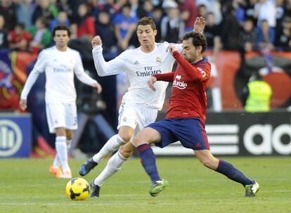 Cristiano pela un balón con Lolo.