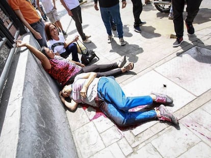 Dos mujeres yacen en el suelo tras los enfrentamientos. 