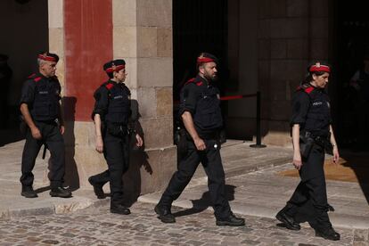 Agentes de los Mossos d'Esquadra se dirigen a custodiar el Parlament.