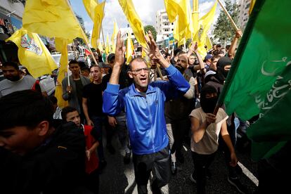 Manifestantes palestinos participaban el viernes en Hebrón una marcha en apoyo a la población de Gaza.