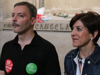 La eurodiputada Izaskun Bilbao y Xoan Bascuas, secretario general de Compromiso por Galicia, eset viernes en la ofrenda floral a Castelao. 