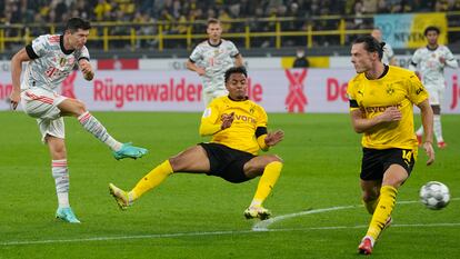 Robert Lewandowski marca su segundo gol ante el Borussia Dortmund en la Supercopa de Alemania este martes.