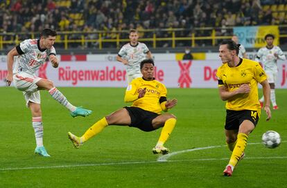 Robert Lewandowski marca su segundo gol ante el Borussia Dortmund