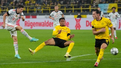 Robert Lewandowski marca su segundo gol ante el Borussia Dortmund en la Supercopa de Alemania este martes.