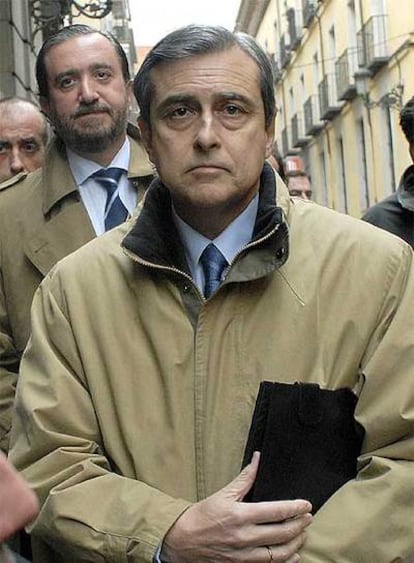 Luis Armada, en compañía del juez Torres (detrás), durante la inspección del sótano de su domicilio.