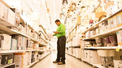 Un empleado en una tienda de Leroy Merlin en una imagen cedida por la empresa.