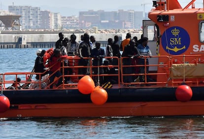 Traslado al puerto de Almería de 56 personas rescatadas en el mar de Alborán.