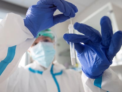 Una sanitaria realiza una prueba de antígenos en un CAP de Badalona.