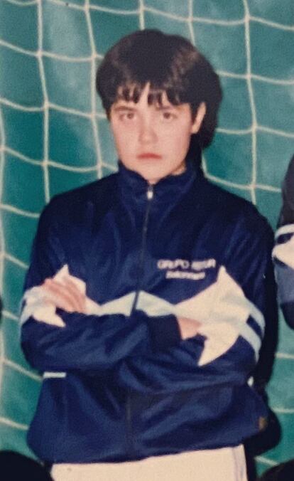 Raúl Entrerríos, con el equipo infantil del Colegio Noega de Gijón.