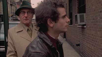 El director Howard Brookner (derecha), junto con el poeta William Burroughs, en un fotograma del documental 'Uncle Howard'