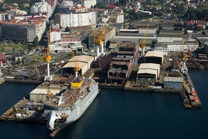 Vista aérea del Puerto de Vigo. Muelle de reparaciones. Astillero de Barreras.