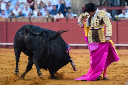 Juan Ortega capotea por chicuelinas al primer toro de su lote.